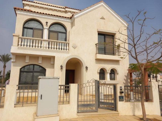 للبيع فيلا 750م في كمبوند سيليا طلعت مصطفى | العاصمة الإدارية الج 4