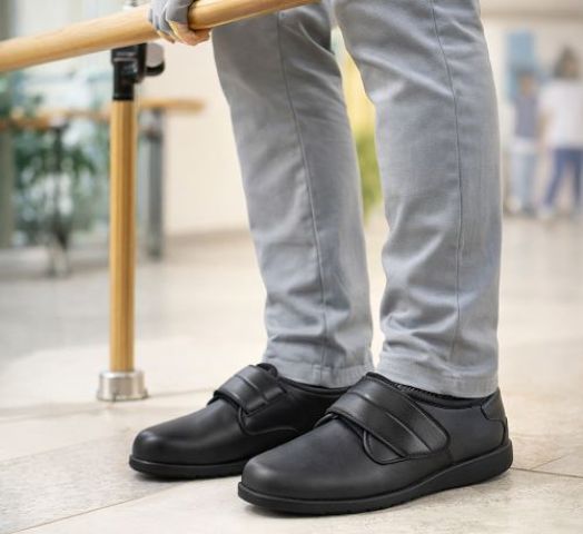 راحة وثبات في كل خطوة مع حذاء السكر الطبي