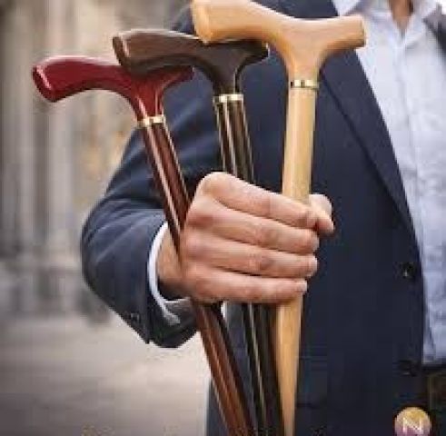 العصا الخشبية - رفيق الأمان والراحة لكبار السن