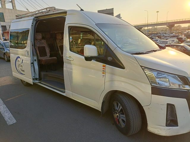 إيجار سقف عالي (هايس) بالسائق للسفريات والمشاوير الطويلة.