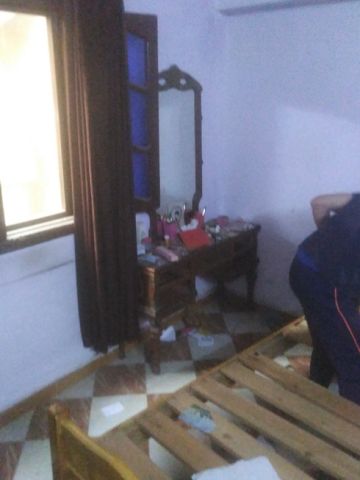 تسريحة زجاجية وخشبية مستعمله للبيع في الهرم