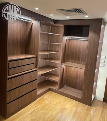 أفضل تصميمات دريسينج روم مقفول زجاج 2026للمساحات الصغيرة SAFETY W