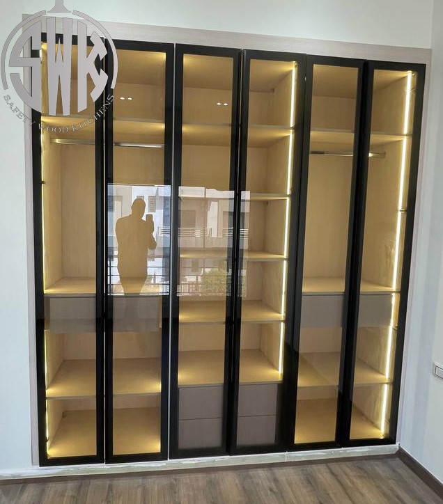 تصميم دريسينج روم مقفول زجاج 2026عملية وأنيقة SAFETY WOOD للمطابخ