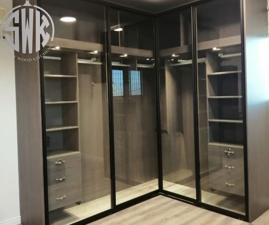 دريسينج روم مقفول زجاج  حديثة | أفكار وتصميمات عصرية للمنازل 