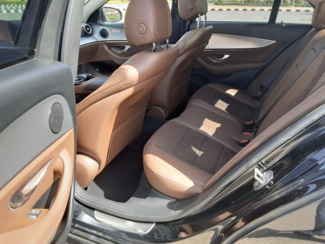 إيجار مرسيدس E200 بالسائق | توصيلات المطار VIP بأسعار تنافسية 2