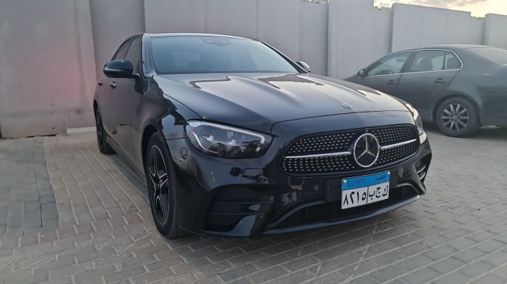 إيجار مرسيدس E200 بالسائق | توصيلات المطار VIP بأسعار تنافسية 3