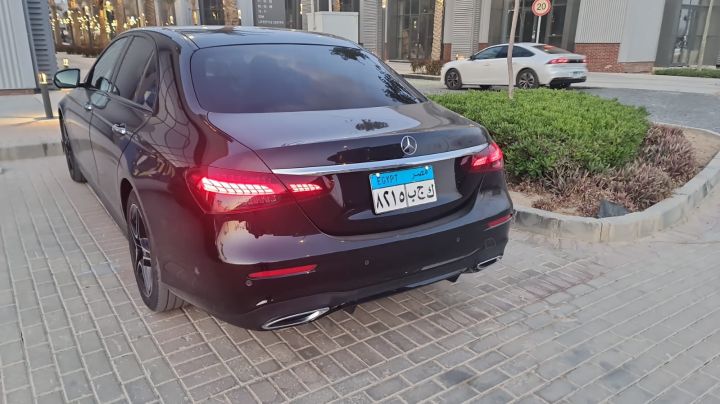 إيجار مرسيدس E200 بالسائق | توصيلات المطار VIP بأسعار تنافسية 4