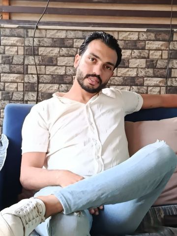 لماذا انتي محتاره كي تشبعي رغبتك هنا طلبك شاب ليكي ليله متواصل 