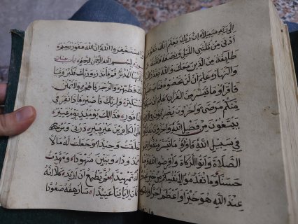 مصحف مكتوب بخط اليد عمرة تجاوز ال 100 عام 5