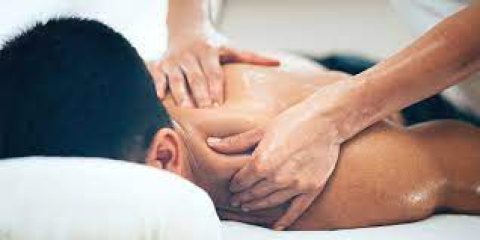 جلسة مساج الظهر للاسترخاء وتحسين الصحة