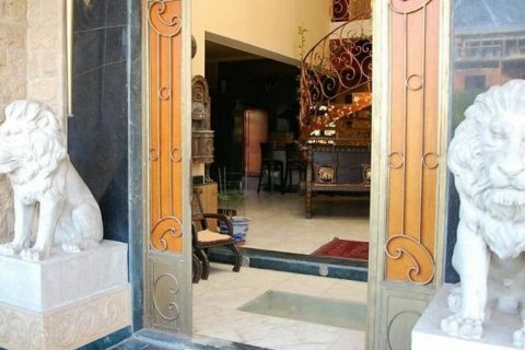 للايجار فيلا 700 ارضى و 4 ادوار وارضى ومبانى على 450 م 