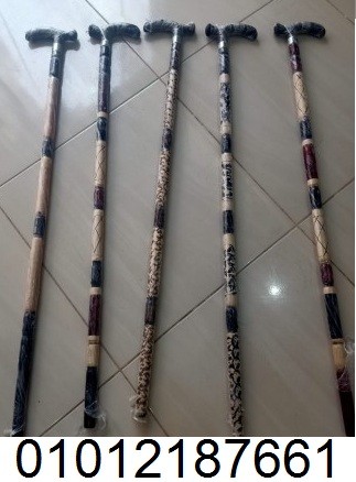 عصا خشبية لمساعدة كبار السن علي المشي