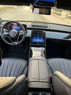 استمتع بالفخامة مع إيجار مرسيدس S500 بسائق 3