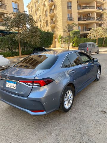إيجار تويوتا كورولا بالسائق من أجل تنقلات يومية بدون عناء 2