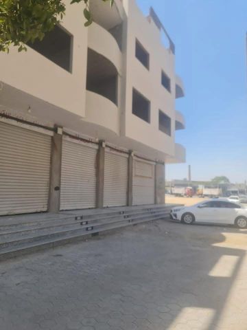 محل تجاري + دور اول تجاري على كورنيش النيل مباشرة 