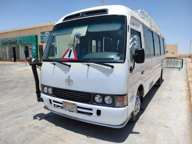 ميني باص تويوتا كوستر: الراحة والأداء في رحلات مجموعتك